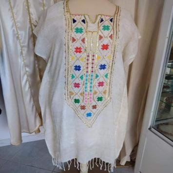 Jebba artisanale brodée disponible broderie en bleue et beige 